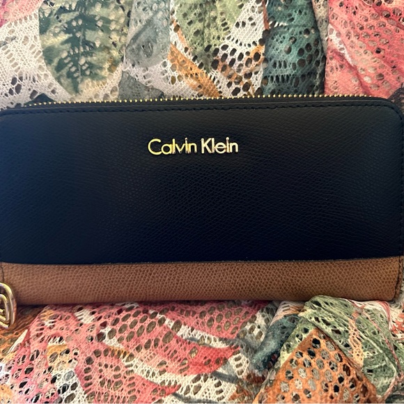 Calvin Klein Wallet with Black & Brown Leather. Two Tone Leather Color Blocking - Picture 14 of 16